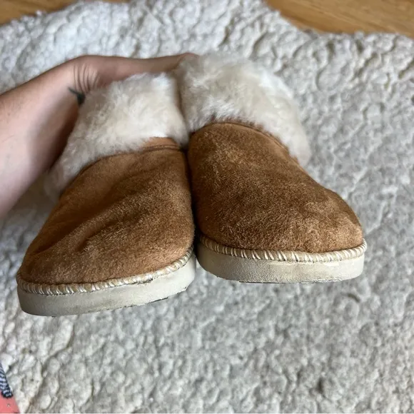 OluKai: Slip On Ku‘i Tan Suede /Bone Indoor Outdoor Slippers Size 8
