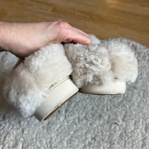 OluKai: Slip On Ku‘i Tan Suede /Bone Indoor Outdoor Slippers Size 8