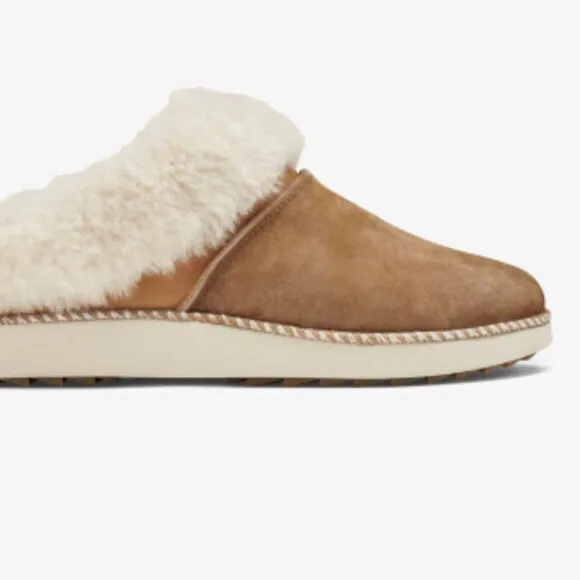 OluKai: Slip On Ku‘i Tan Suede /Bone Indoor Outdoor Slippers Size 8