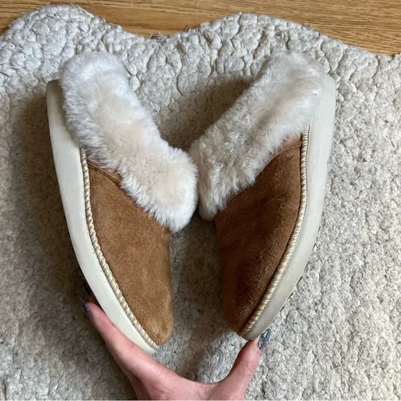 OluKai: Slip On Ku‘i Tan Suede /Bone Indoor Outdoor Slippers Size 8