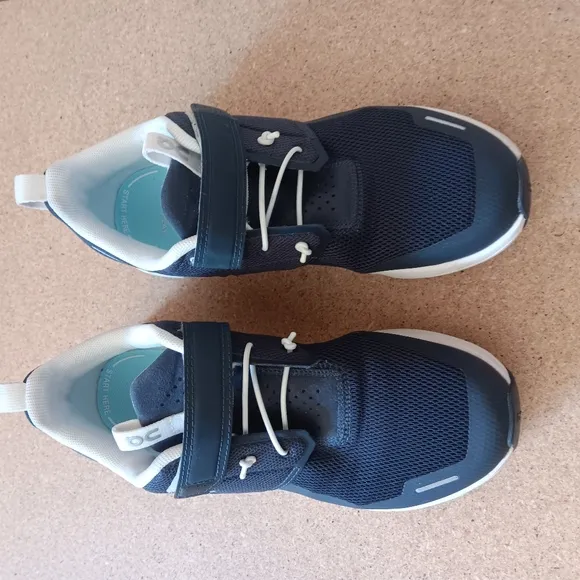On Cloud Play unisex KIDS Running Shoes, size K3