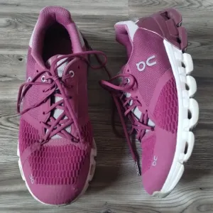 On Cloudflyer Magenta Mulberry Women's Size 9.5