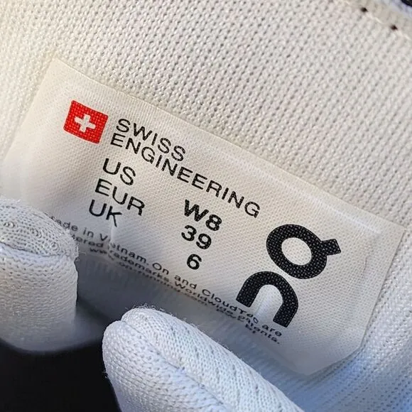 ON CLOUDNOVA - Womens Sneakers - SIZE 8 ((Shoes Have Some Damage))