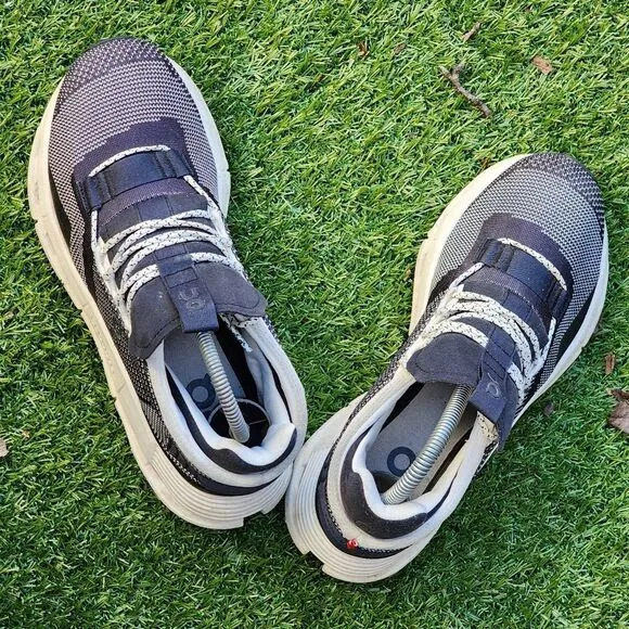 ON CLOUDNOVA - Womens Sneakers - SIZE 8 ((Shoes Have Some Damage))