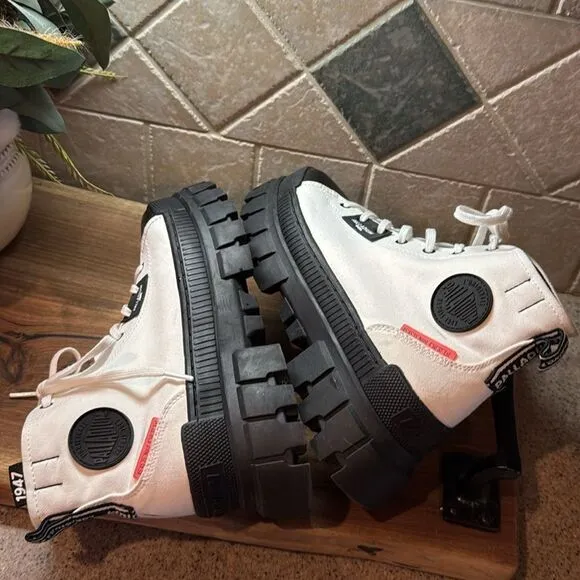 Palladium Revolt Hi TX Star White Platform Shoes - 9 - Great Condition