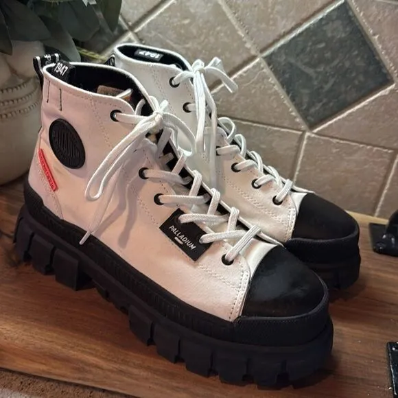 Palladium Revolt Hi TX Star White Platform Shoes - 9 - Great Condition