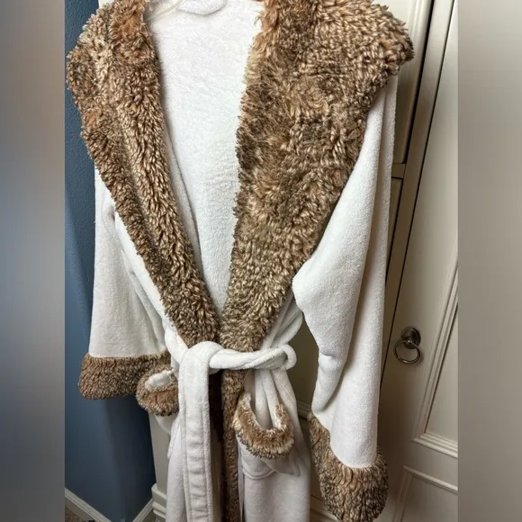 Pottery Barn Classic Hooded Luxury RobeCaramel Trim · Medium