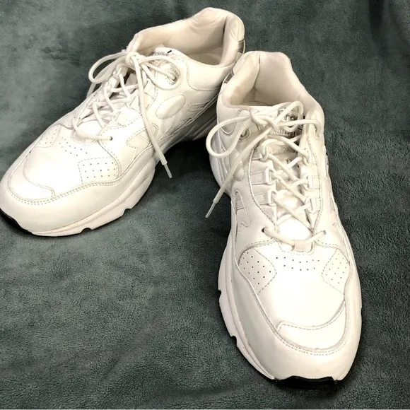 Propet Men’s White Leather Stability Laced Walker Therapeutic Sneaker size 11.5
