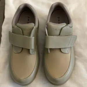 P.W. MINOR CLAY TAUPE LEATHER COMFORT SHOES.  NEW