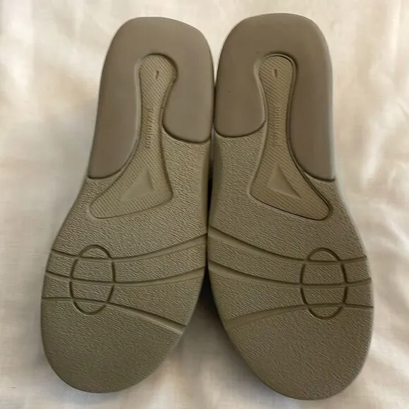 P.W. MINOR CLAY TAUPE LEATHER COMFORT SHOES.  NEW