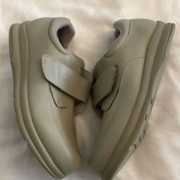 P.W. MINOR CLAY TAUPE LEATHER COMFORT SHOES.  NEW