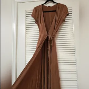Reformation Jeans - Brown Classic Wrap Short-Sleeve Dress