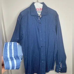 Robert Graham Modern Americana Men’s XL Tailored Fit Blue w white spots dress