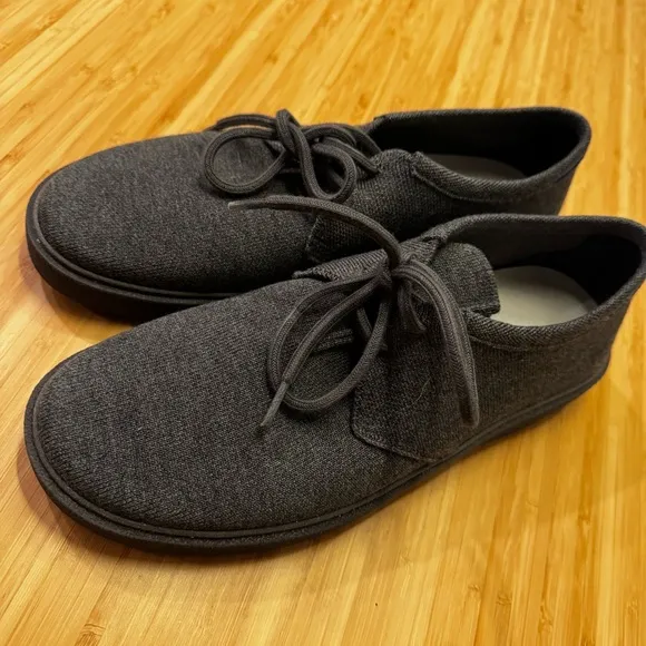 Rothy’s Men’s Gray Oxford Shoes with Breathable Knit Upper and Lace-Up Design