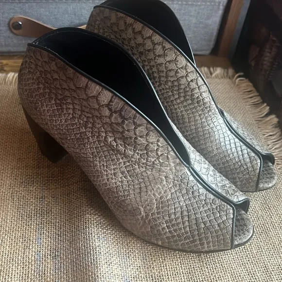 Salpy Geneva Bootie - grey lazer ( size 7.5)