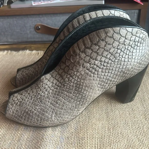 Salpy Geneva Bootie - grey lazer ( size 7.5)