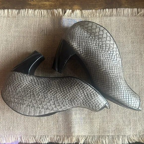 Salpy Geneva Bootie - grey lazer ( size 7.5)