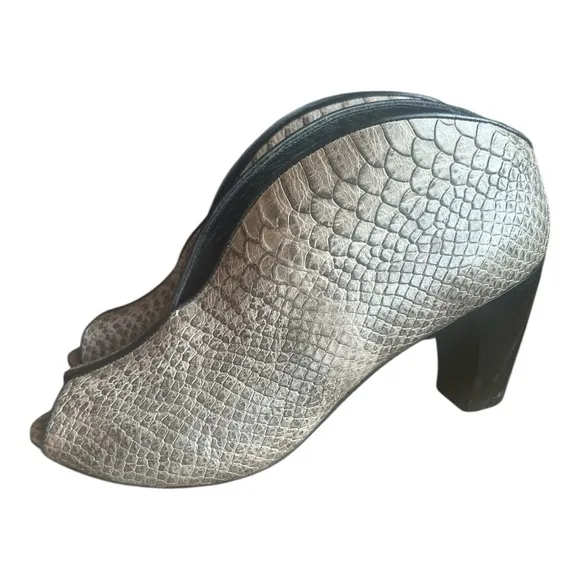 Salpy Geneva Bootie - grey lazer ( size 7.5)