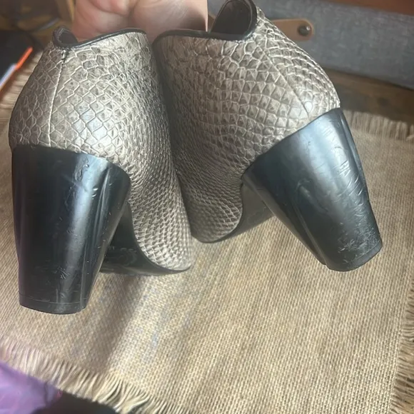 Salpy Geneva Bootie - grey lazer ( size 7.5)