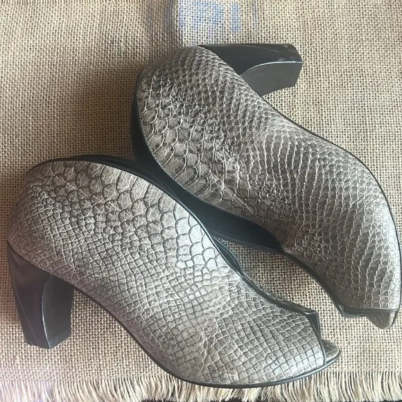 Salpy Geneva Bootie - grey lazer ( size 7.5)