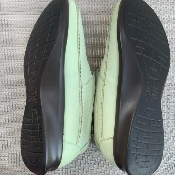 SAS Pistachio Roamer Slip-on VelClosure Size 8WW  With Breathable Cut-outside