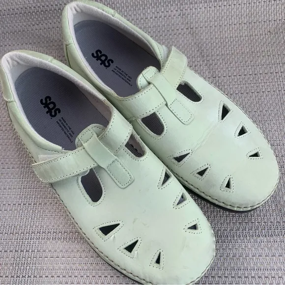 SAS Pistachio Roamer Slip-on VelClosure Size 8WW  With Breathable Cut-outside