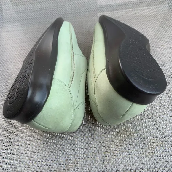 SAS Pistachio Roamer Slip-on VelClosure Size 8WW  With Breathable Cut-outside