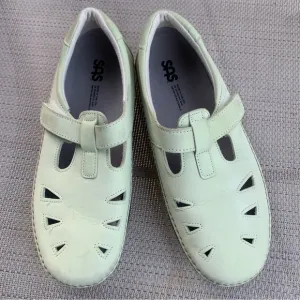 SAS Pistachio Roamer Slip-on VelClosure Size 8WW  With Breathable Cut-outside