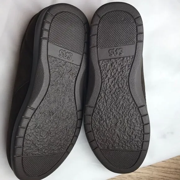 SAS COMFORT SHOES. SIZE IS 5 WIDE. NEW