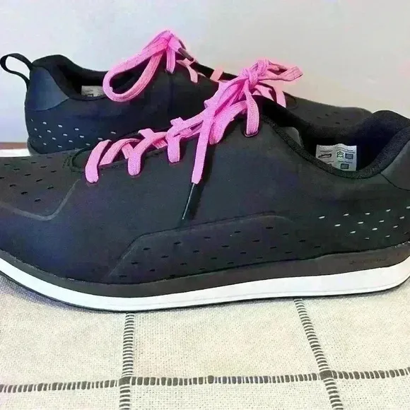 SHIMANO Cycling Shoes Ladies Size 11 Like New Excellent Condition Lightweight