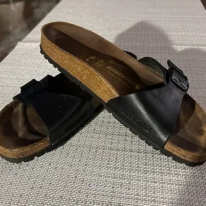 Single buckle Birkenstock Madrid Sandals size 38 / 8.5  black leather