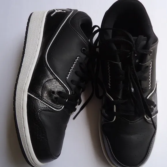SIZE 5.5 YW. Nike Air Jordan kids black leather sneakers shoes.