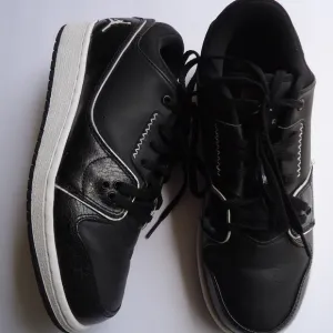 SIZE 5.5 YW. Nike Air Jordan kids black leather sneakers shoes.