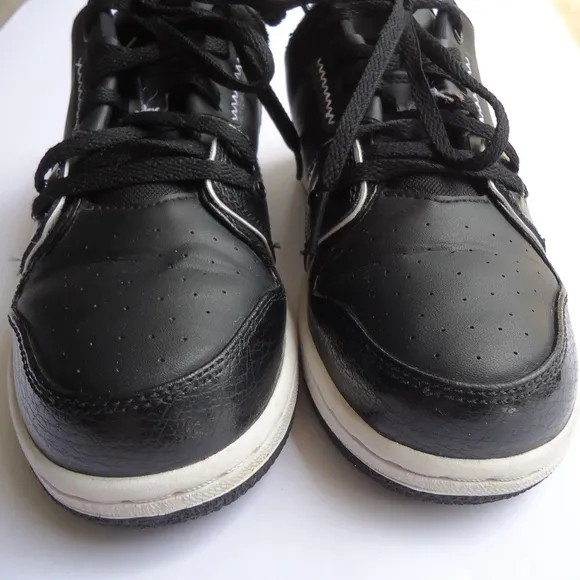 SIZE 5.5 YW. Nike Air Jordan kids black leather sneakers shoes.
