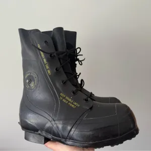 Size 7 men’s vintage Bata army Mickey boots