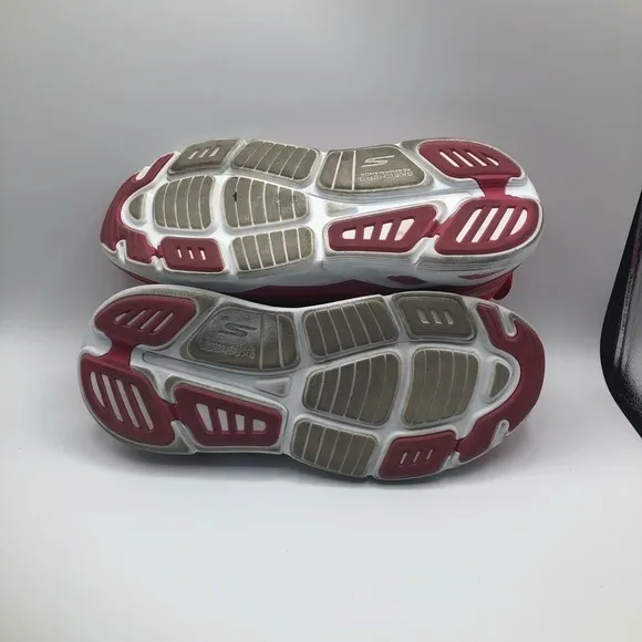 Skechers Men’s Max Cushioning Ultimate Lightweight Running Shoes