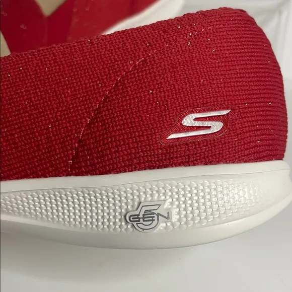 Skechers Red Slip-On Women's Shoes - NO BOX - 9W NWT