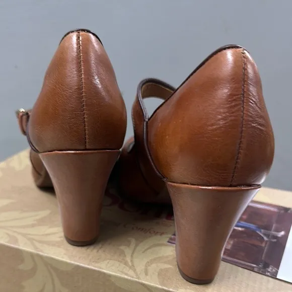 Sofft Brown Leather Heels with Glossy Finish