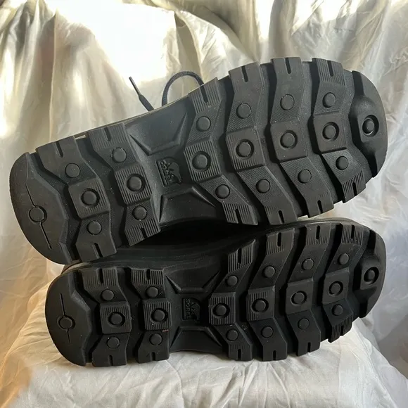 Sorel Cold Mountain 1435-010 Thinsulate insulation men’s boots size 9. EUC