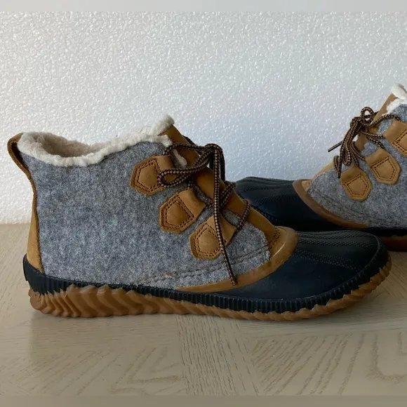 SOREL Out N About Waterproof Leather Felt Women's Boots Size 9.5