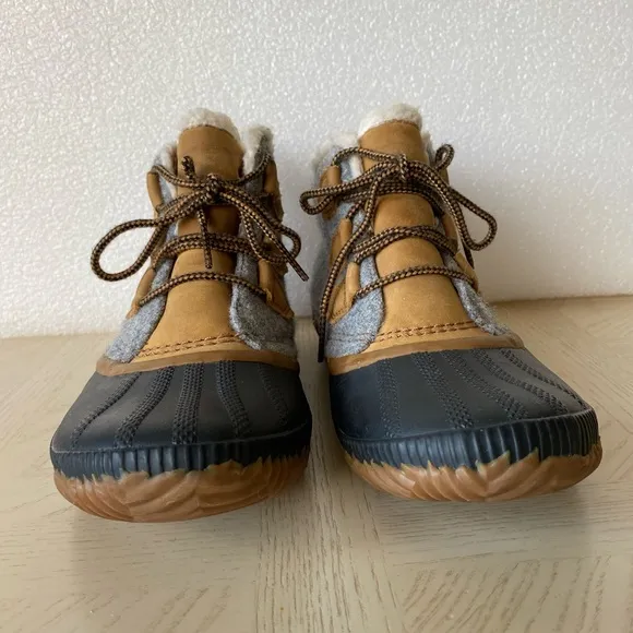 SOREL Out N About Waterproof Leather Felt Women's Boots Size 9.5