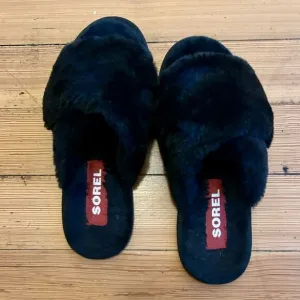 Sorel Go Mail Run slippers, black. Size 8.