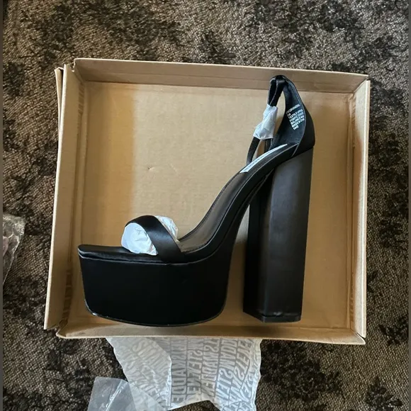 STEVE MADDENAmori Platform Heels Black Satin