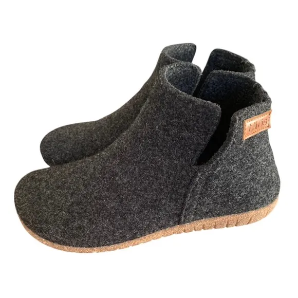 Taos Good Wool Charcoal Cozy Cabincore Gorpcore Slippers Sz 38/7.5