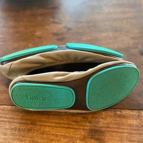 Tieks taupe leather ballet flat size 8, excellent condition
