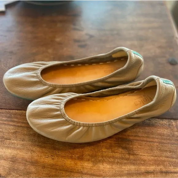 Tieks taupe leather ballet flat size 8, excellent condition