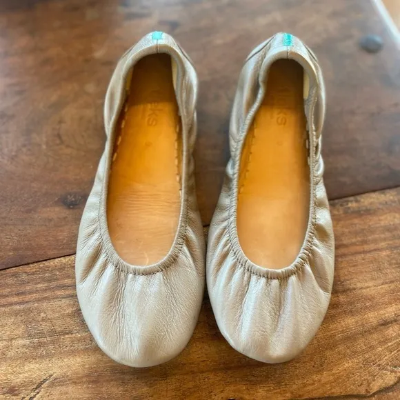 Tieks taupe leather ballet flat size 8, excellent condition
