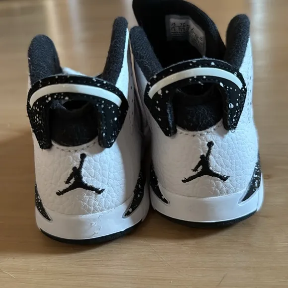 TODDLER BOYS JORDAN BRAND WHITE AIR JORDAN 6 RETRO ATHLETIC SNEAKERS LIKE NEW