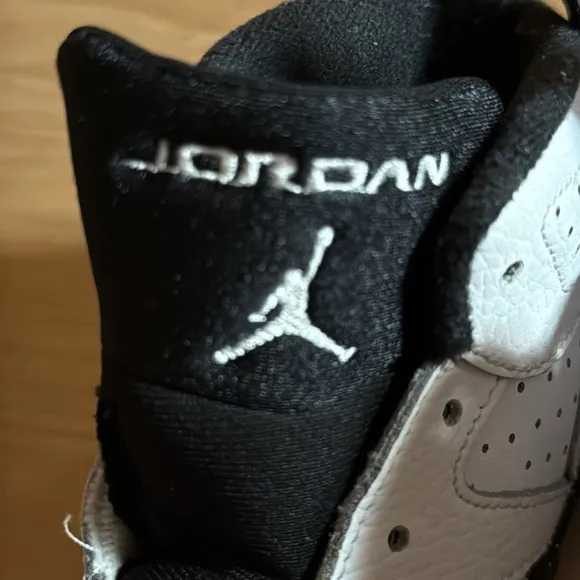 TODDLER BOYS JORDAN BRAND WHITE AIR JORDAN 6 RETRO ATHLETIC SNEAKERS LIKE NEW