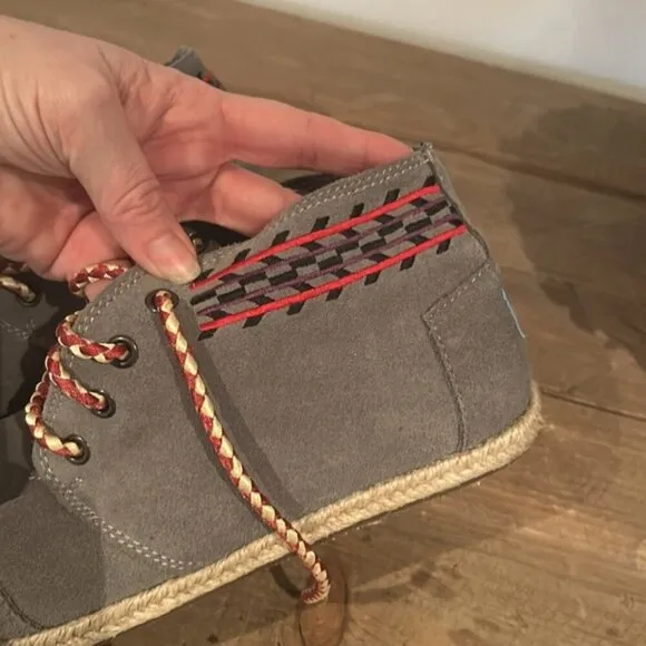 TOMS embroidered lace up shoes Size 8.5”